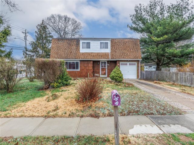  4 BR,  2.00 BTH &nbsp;Colonial style home in Selden