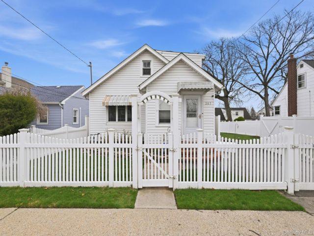  4 BR,  2.00 BTH &nbsp;Cape cod style home in Elmont