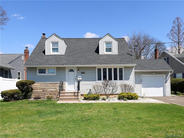  3 BR,  2.00 BTH &nbsp;Exp cape style home in Merrick