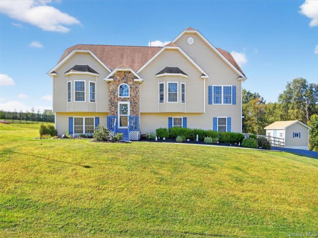  4 BR,  3.00 BTH &nbsp;Raised ranch style home in Salisbury Mills