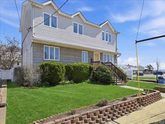  4 BR,  2.00 BTH &nbsp;Colonial style home in Freeport