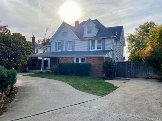  3 BR,  1.00 BTH &nbsp;Victorian style home in Freeport