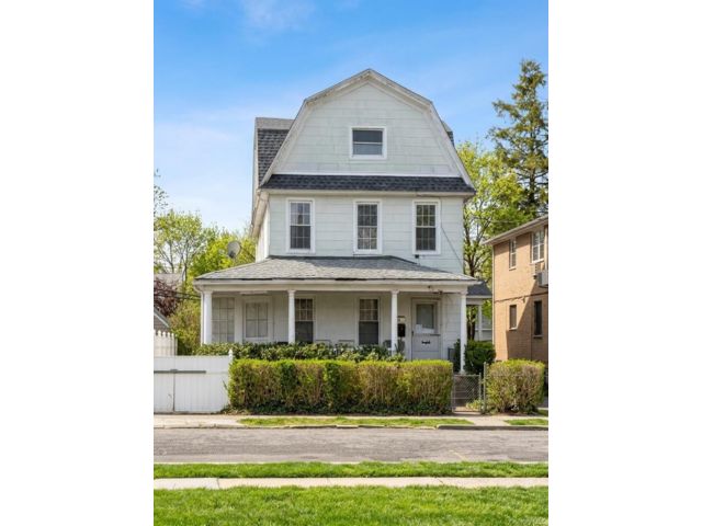  8 BR,  3.00 BTH &nbsp;House style home in Flushing