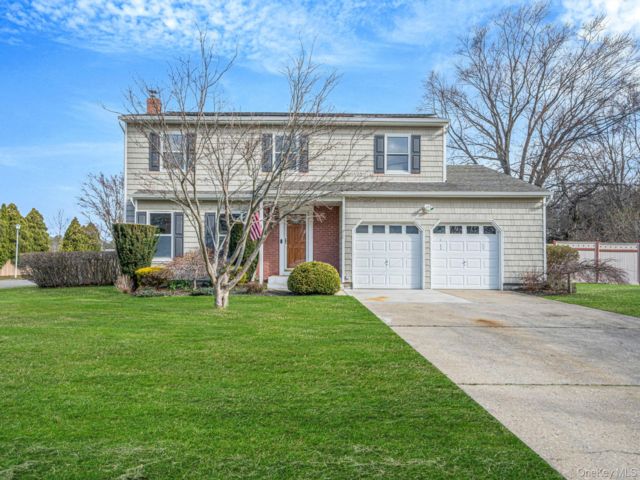  4 BR,  3.00 BTH &nbsp;Colonial style home in Sayville