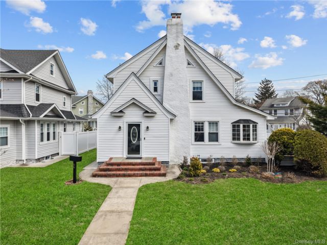 [Lynbrook Real Estate, listing number 7270934]