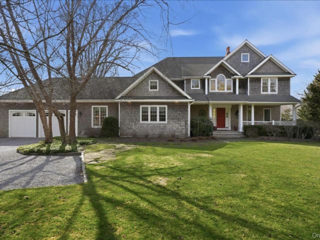  4 BR,  4.00 BTH &nbsp;Traditional style home in Westhampton