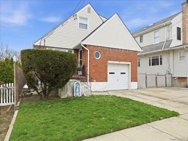  4 BR,  3.00 BTH &nbsp;Cape cod style home in Floral Park