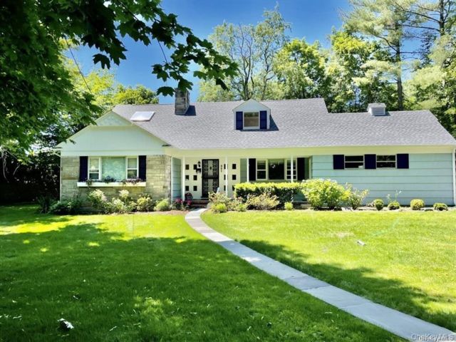  4 BR,  2.00 BTH &nbsp;Cape cod style home in Manhasset