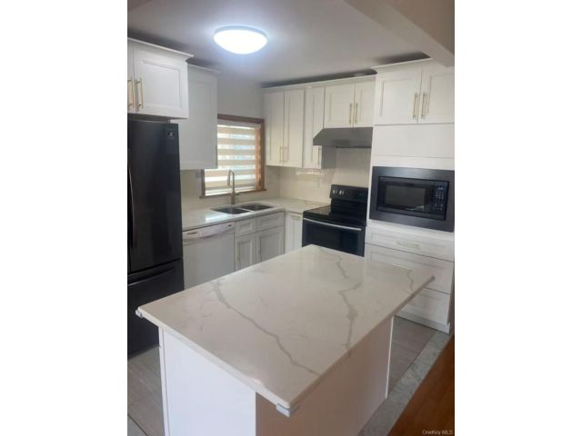  3 BR,  2.00 BTH &nbsp;A-frame style home in Bayside