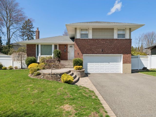  3 BR,  3.00 BTH &nbsp;Split ranch style home in Plainview