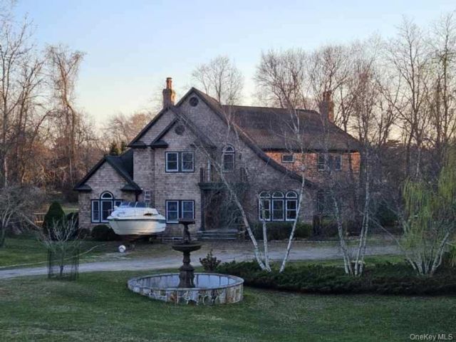  4 BR,  4.00 BTH &nbsp;Traditional style home in Shelter Island