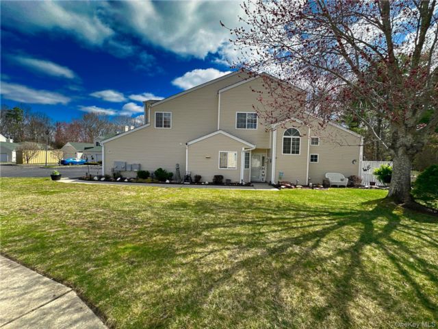  3 BR,  3.00 BTH &nbsp;Condo style home in Manorville