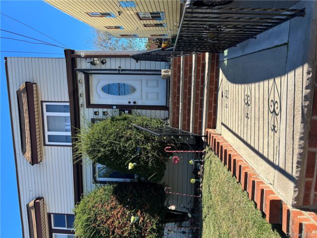  3 BR,  2.00 BTH &nbsp;Colonial style home in Bayside