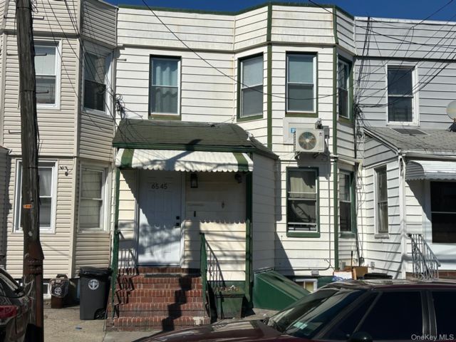  5 BR,  2.00 BTH &nbsp;House style home in Middle Village