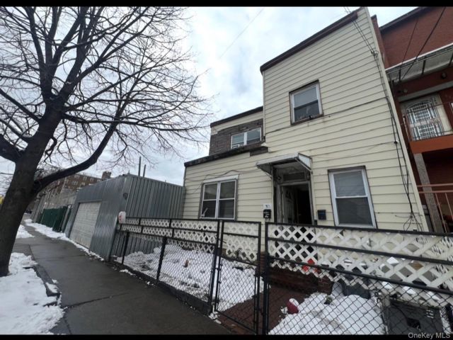  3 BR,  2.00 BTH &nbsp;House style home in Long Island City