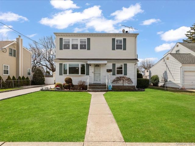  3 BR,  2.00 BTH &nbsp;Colonial style home in East Meadow