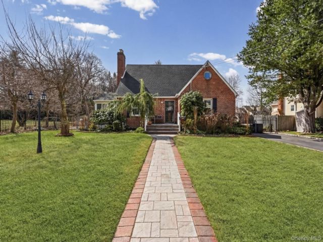  3 BR,  2.00 BTH &nbsp;Cape cod style home in West Hempstead