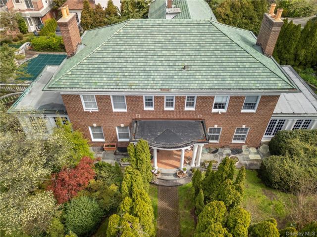  6 BR,  7.00 BTH &nbsp;Estate style home in Douglaston