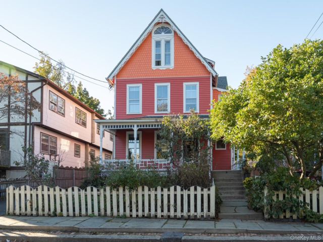  4 BR,  2.00 BTH &nbsp;Colonial style home in Nyack