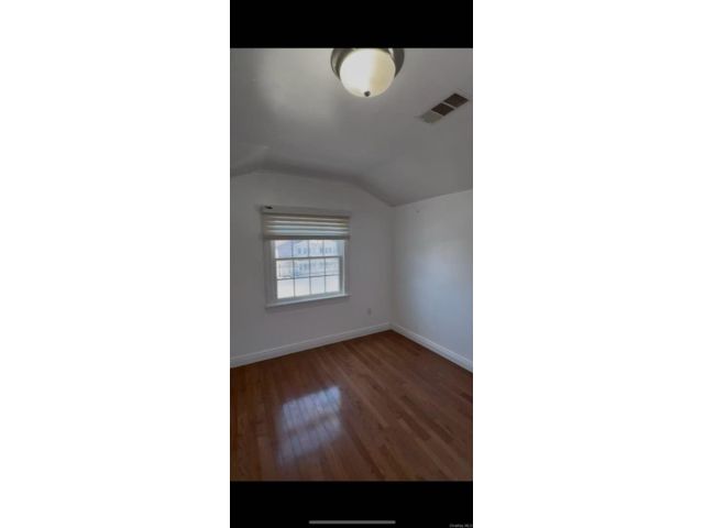  3 BR,  1.00 BTH &nbsp;Bungalow style home in Oakland Gardens