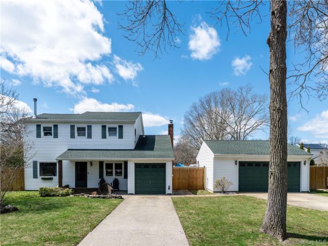  3 BR,  2.00 BTH &nbsp;Colonial style home in Medford