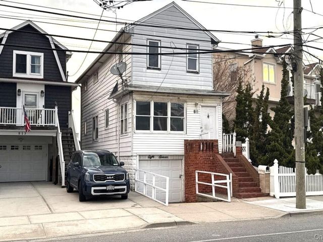  3 BR,  2.00 BTH &nbsp;Colonial style home in Long Beach