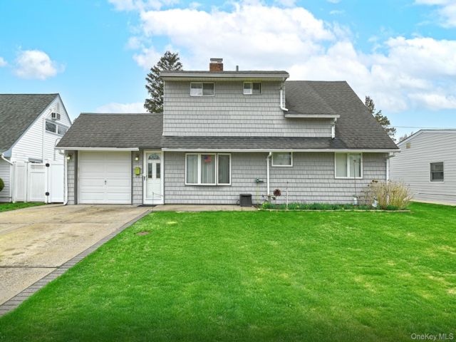  5 BR,  1.00 BTH &nbsp;Exp ranch style home in Hicksville