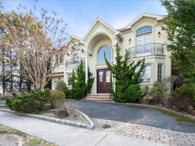  4 BR,  5.00 BTH &nbsp;Colonial style home in Atlantic Beach