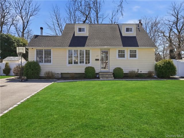  4 BR,  2.00 BTH &nbsp;Cape cod style home in East Northport