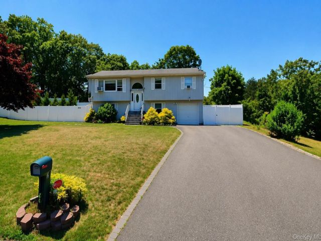  5 BR,  2.00 BTH &nbsp;Hi ranch style home in Shirley