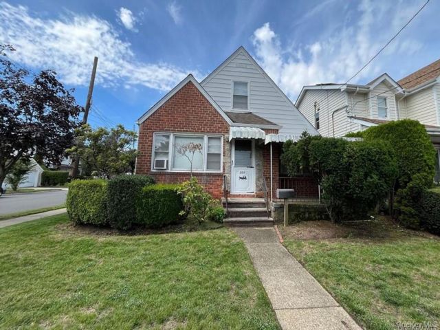  4 BR,  1.00 BTH &nbsp;Cape cod style home in New Hyde Park