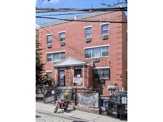  7 BR,  4.00 BTH &nbsp;House style home in Boulevard