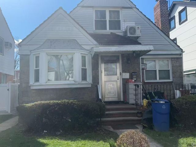  5 BR,  3.00 BTH &nbsp;Exp cape style home in Flushing