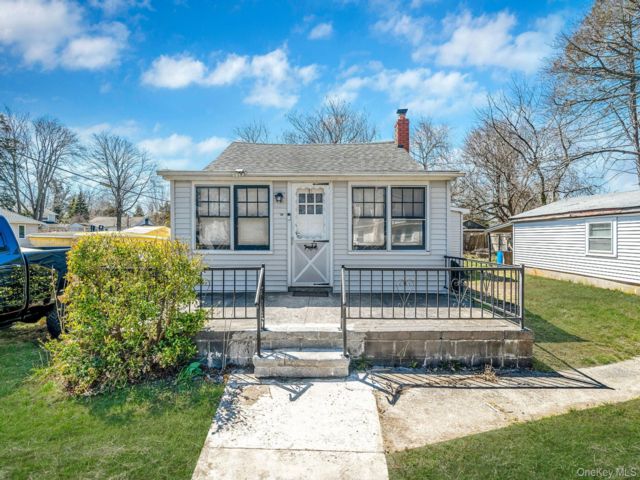  3 BR,  1.00 BTH &nbsp;Bungalow style home in Mastic Beach