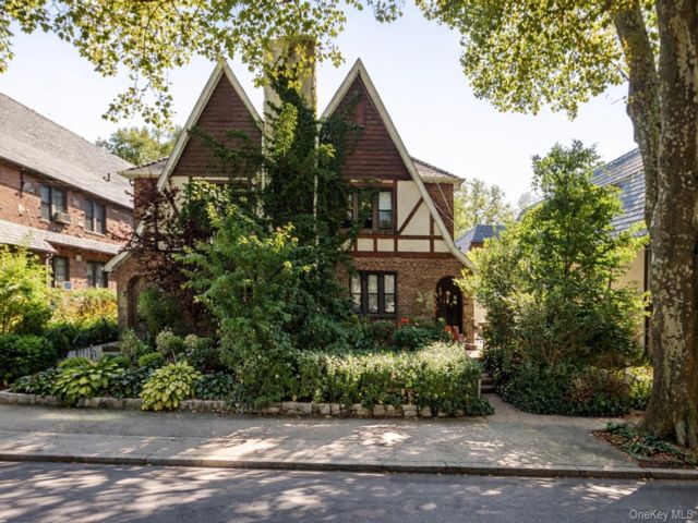  1 BR,  1.00 BTH &nbsp;Tudor style home in Flushing