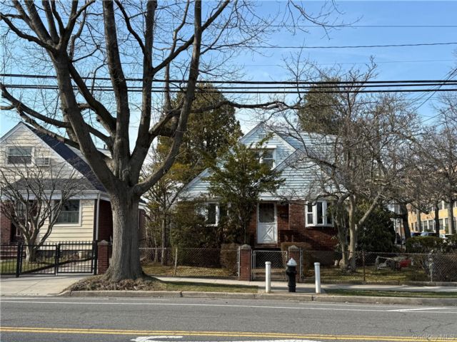  4 BR,  2.00 BTH &nbsp;Cape cod style home in Floral Park