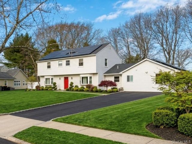  4 BR,  4.00 BTH &nbsp;Colonial style home in Stony Brook