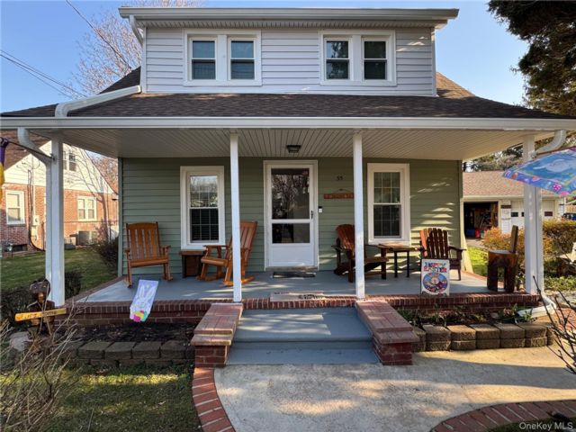  3 BR,  2.00 BTH &nbsp;Colonial style home in Huntington Station