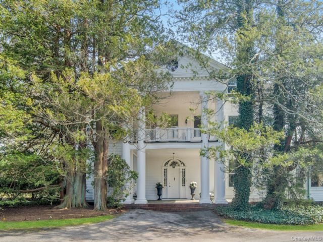  7 BR,  8.00 BTH &nbsp;Colonial style home in Scarsdale