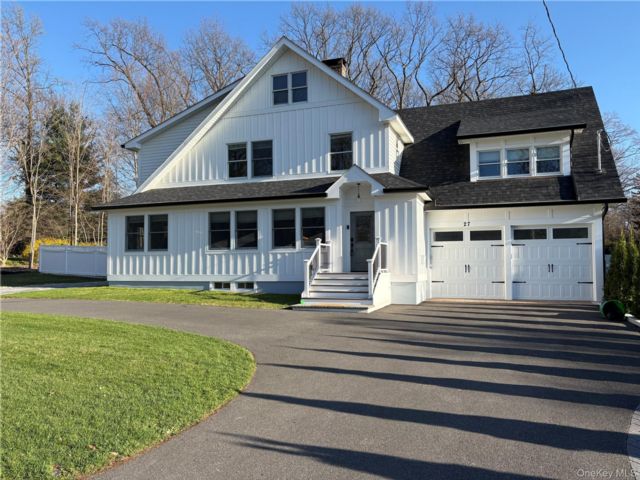  5 BR,  5.00 BTH &nbsp;Colonial style home in Nanuet