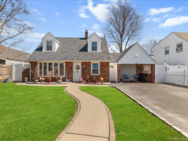  4 BR,  2.00 BTH &nbsp;Exp cape style home in Levittown