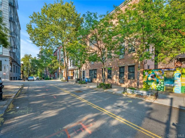  9 BR,  6.00 BTH &nbsp;House style home in Cobble Hill