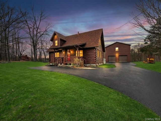 3 BR,  3.00 BTH &nbsp;Log style home in Middletown