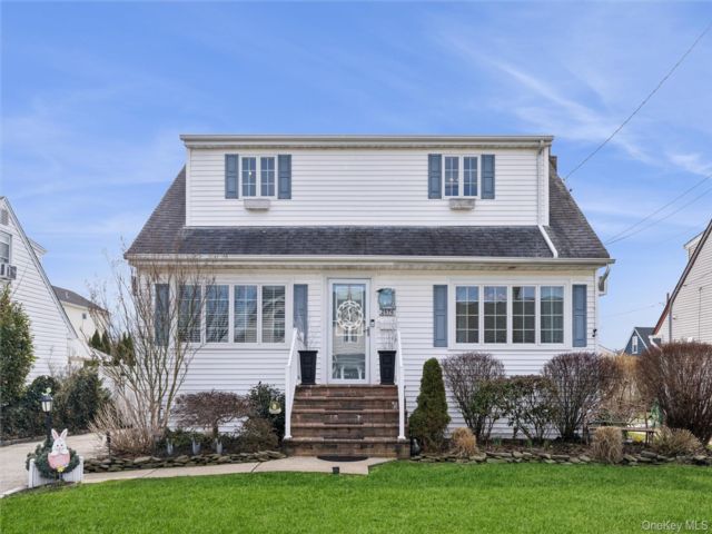  4 BR,  2.00 BTH &nbsp;Colonial style home in Bellmore