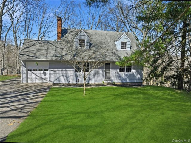  4 BR,  2.00 BTH &nbsp;Cape cod style home in Wading River
