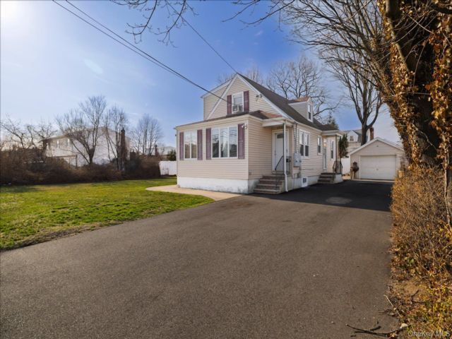  2 BR,  1.00 BTH &nbsp;Cape cod style home in West Babylon