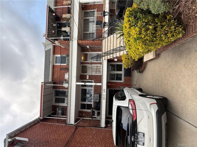  3 BR,  2.00 BTH &nbsp;Other style home in Howard Beach