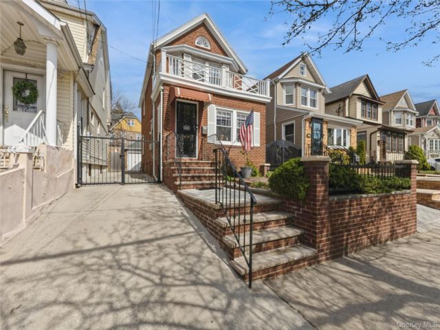  3 BR,  2.00 BTH &nbsp;Colonial style home in Queens Village