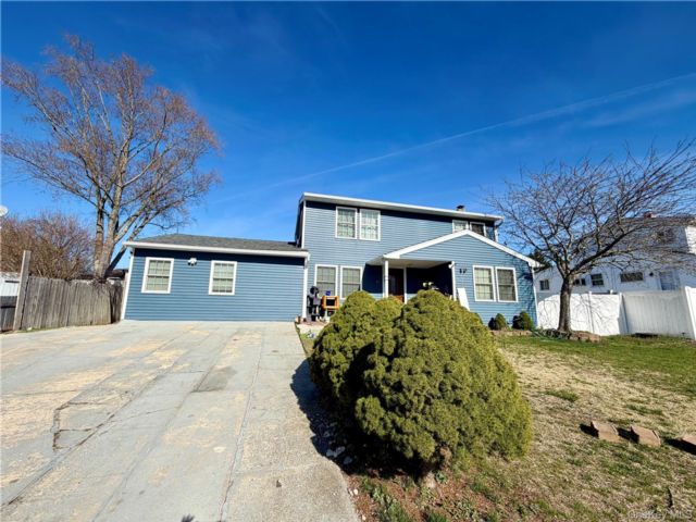  5 BR,  4.00 BTH &nbsp;Colonial style home in Selden