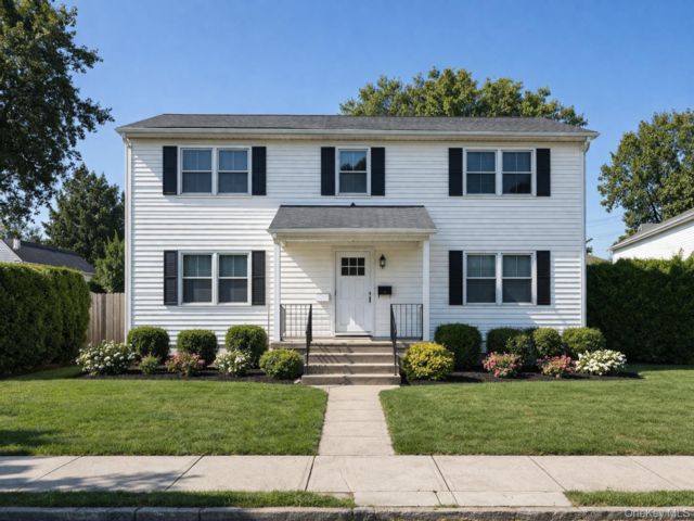  2 BR,  1.00 BTH &nbsp;Colonial style home in Farmingdale